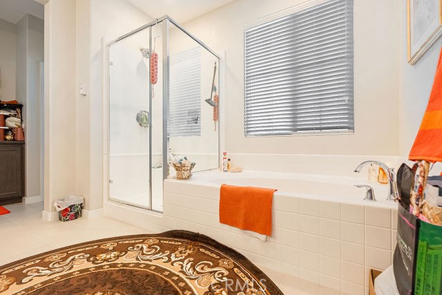 39580 Strada Pozzo Lake Elsinore, CA 92532 - Photo 49 of 67 a spacious bathroom with a tub and shower