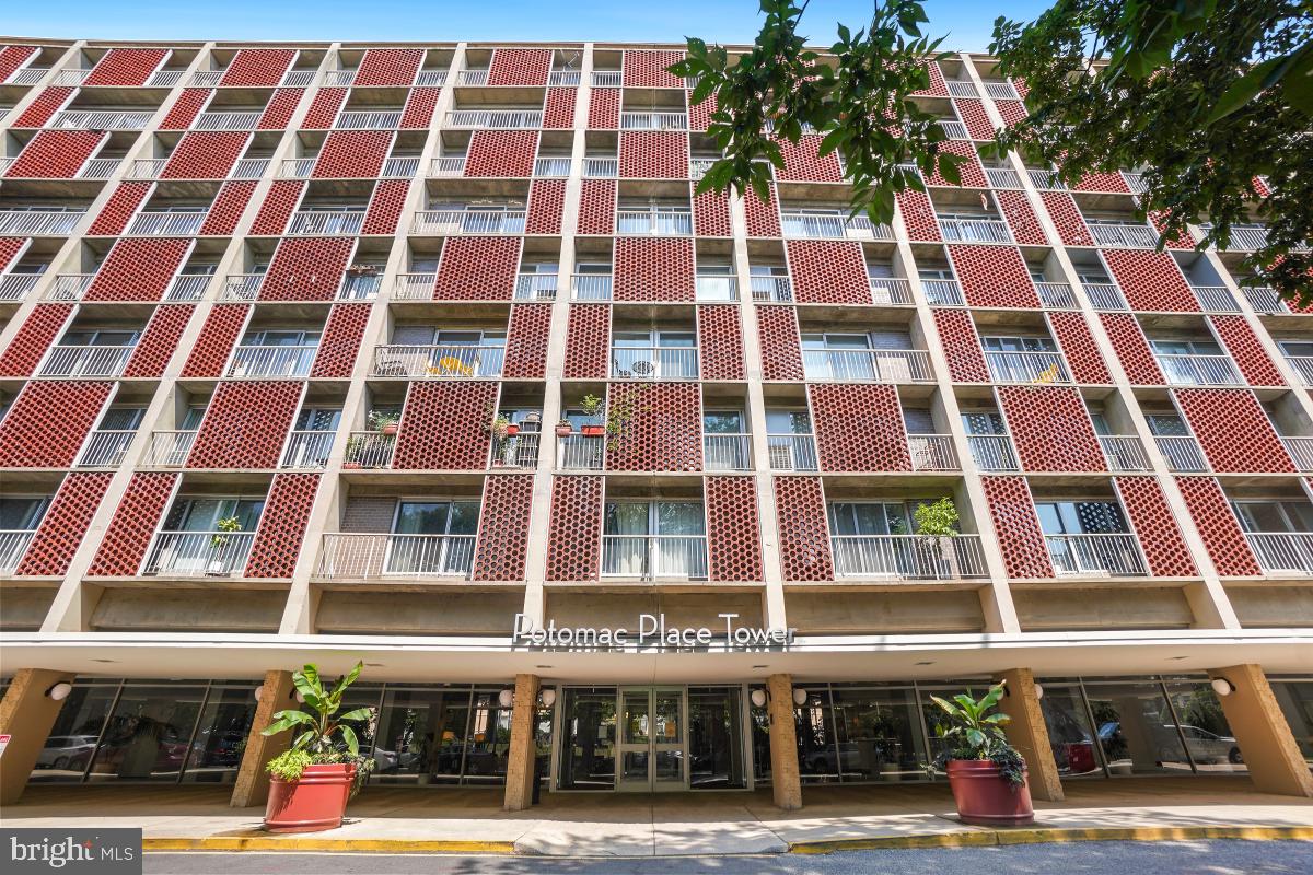 800 4th Street Southwest, Unit N301 Washington, DC 20024 - Photo 2 of 31 front view of a building