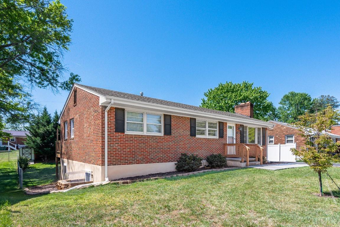 525 Water Oak Road Roanoke, VA 24019 - Photo 3 of 45 Gallery Image 3