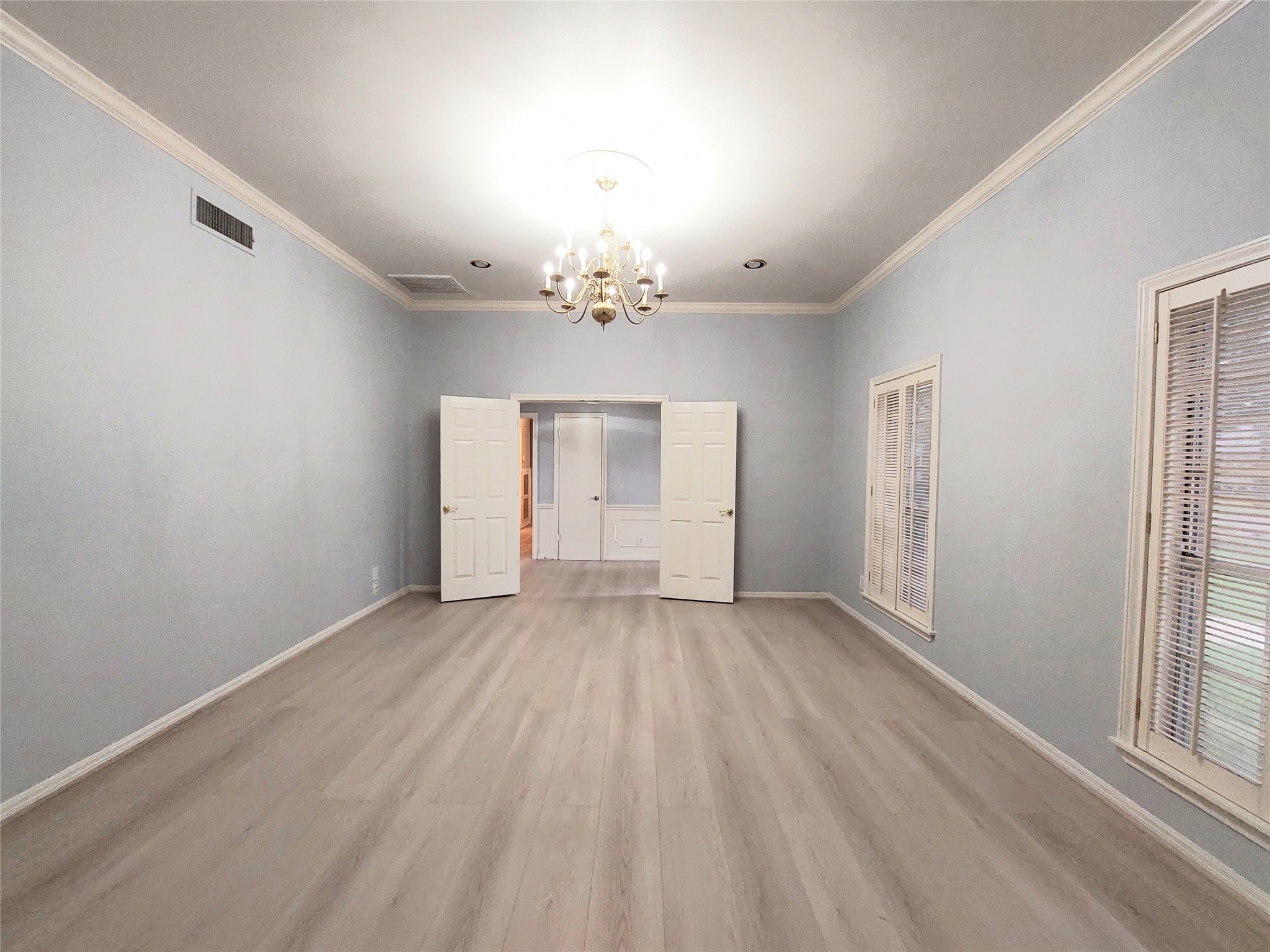 7815 Small Leaf Circle Houston, TX 77063 - Photo 11 of 28 Huge family room could boost your family entertainment to next level