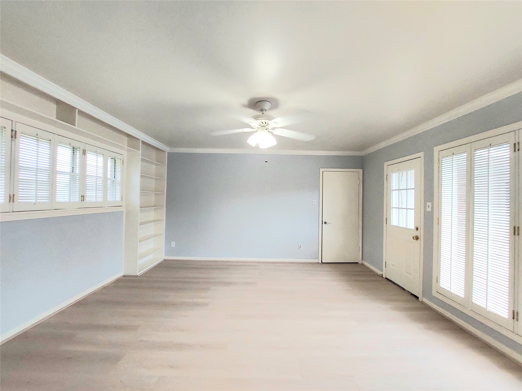 7815 Small Leaf Circle Houston, TX 77063 - Photo 21 of 28 Spacious master bedroom is full of natural light and has direct access to swimming pool backyard.