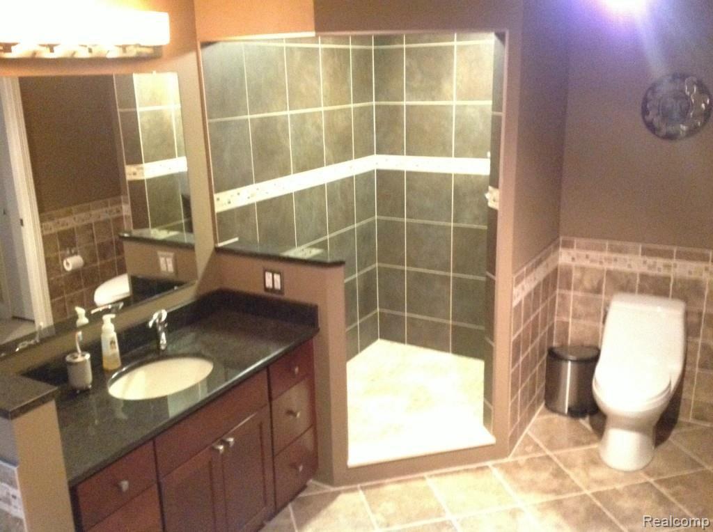 1335 Springwood Lane Rochester, MI 48309 - Photo 24 of 38 23-Master Bath3.jpg