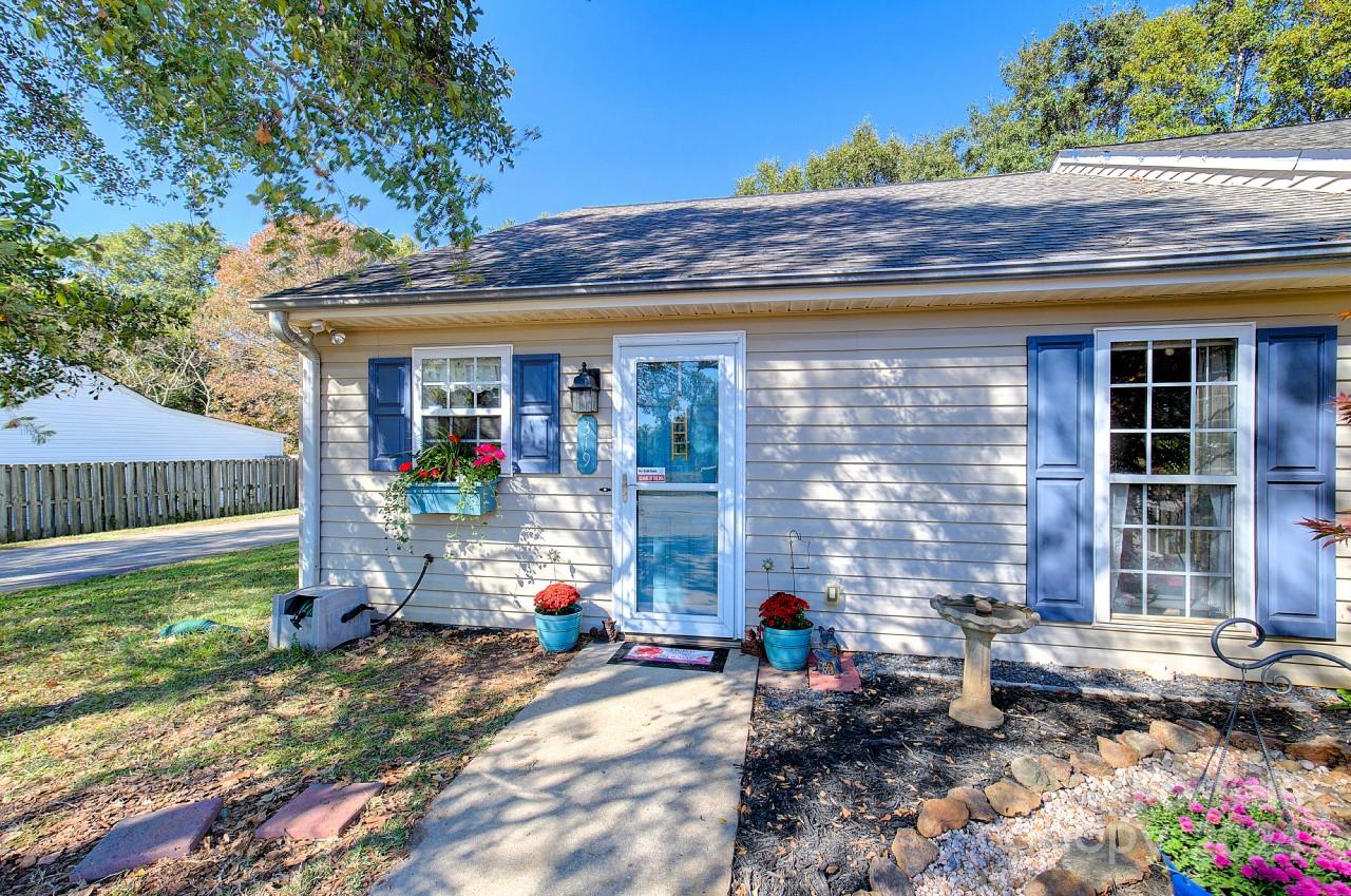 319 Farnsworth Road Spartanburg, SC 29301 - Photo 2 of 25 Gallery Image 2