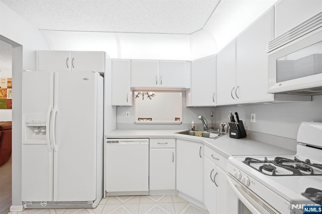 475 Quince Court Mahwah, NJ 07430 - Photo 12 of 27 a kitchen with cabinets and appliances