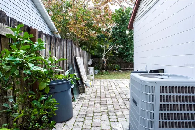 a view of a backyard