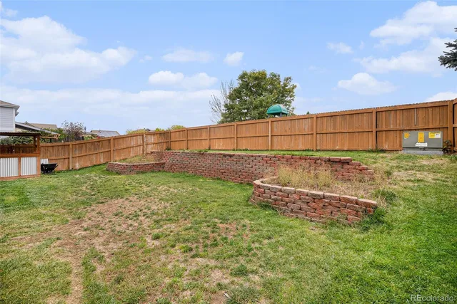 a view of a backyard