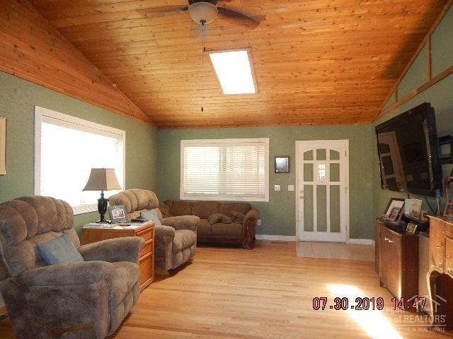 52116 Foxtail Road La Pine, OR 97739 - Photo 5 of 18 Vaulted ceiling in living room with skyl