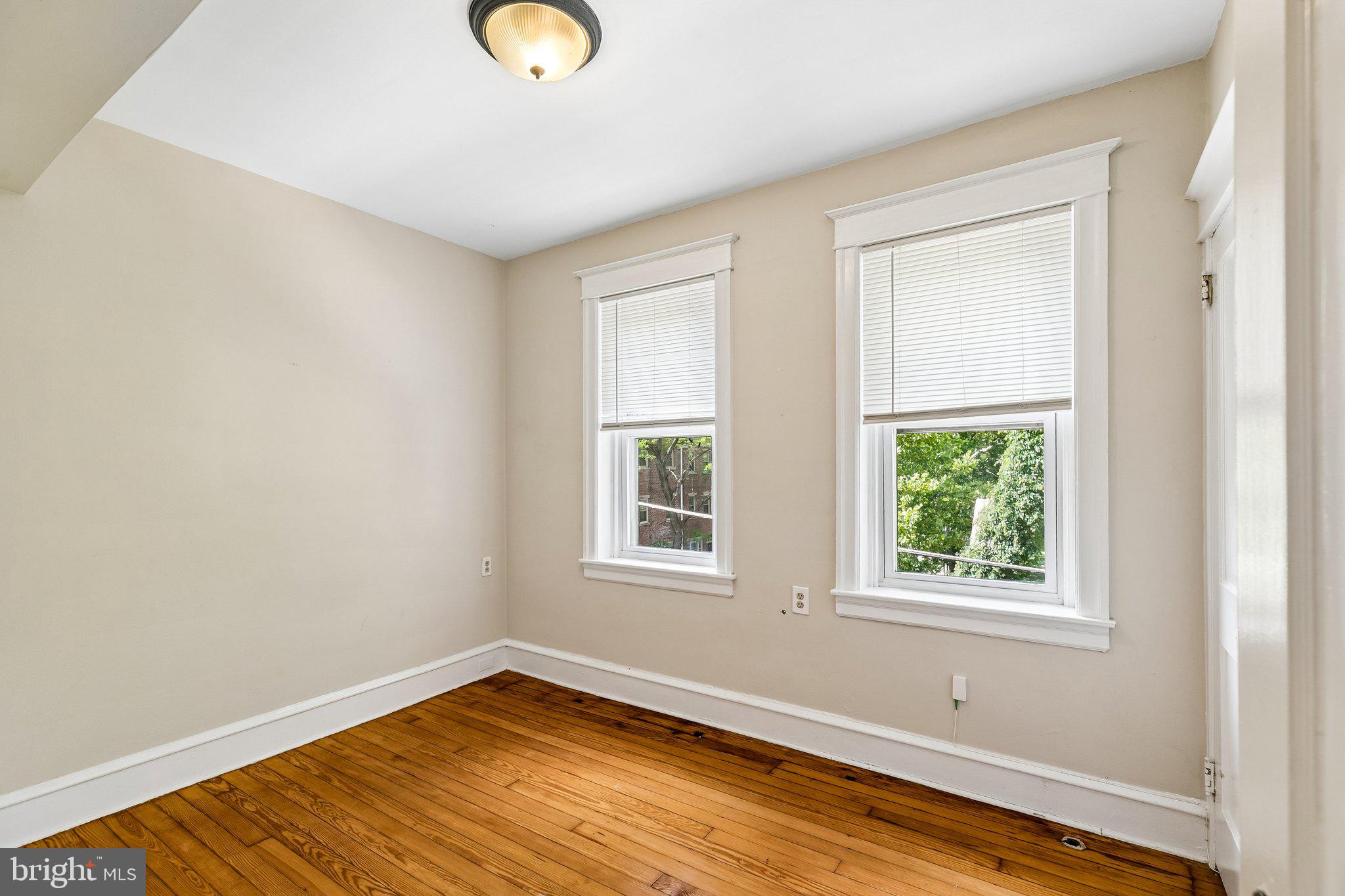 527 South 7th Street, Unit 1 Philadelphia, PA 19147 - Photo 19 of 33 Bright and airy room with charm.