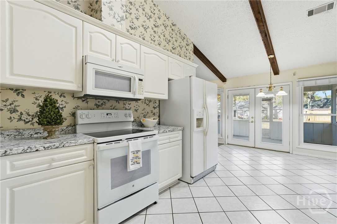 17 Cuttysark Road Savannah, GA 31410 - Photo 4 of 31 Kitchen tile floors vaulted ceiling