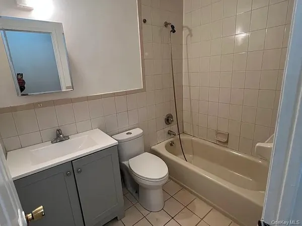 $2,900 | 42-22 163rd Street, Unit 1F | Flushing