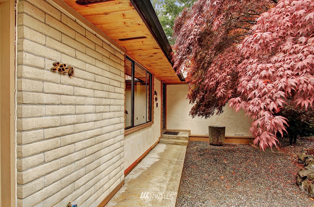 2810 Gibson Road Everett, WA 98204 - Photo 2 of 15