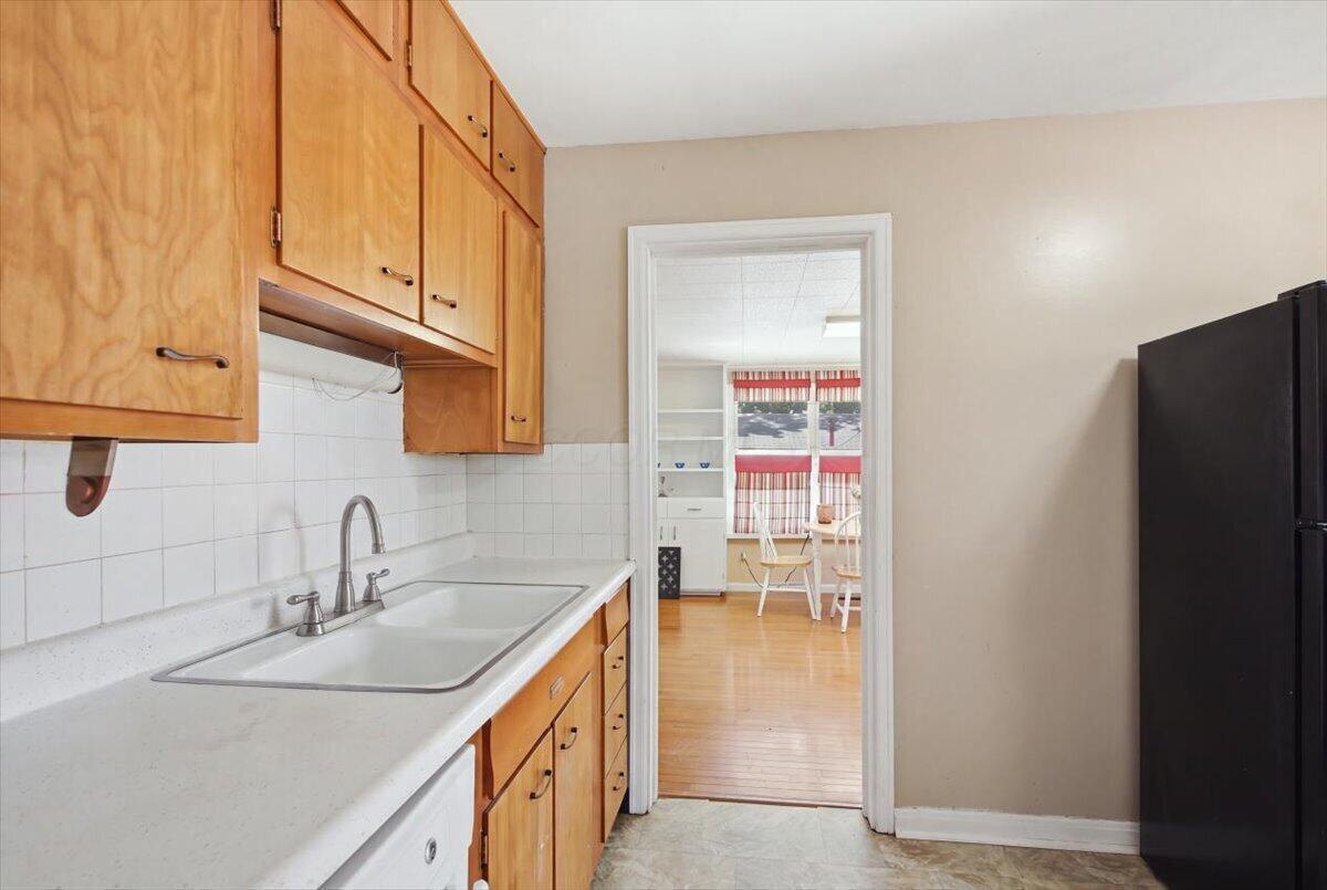 308 Birch Road Springfield, OH 45503 - Photo 9 of 46 11-Kitchen