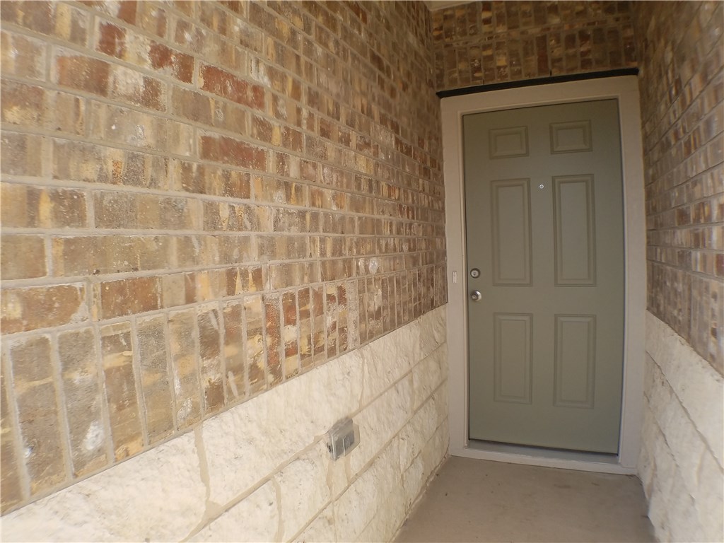 15016 Harkness Pass Austin, TX 78725 - Photo 3 of 25 a bathroom with a bathtub