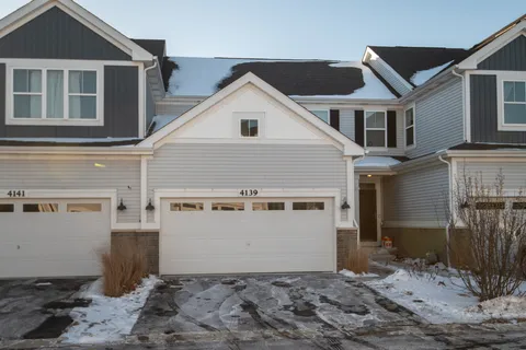 a view of a house with backyard