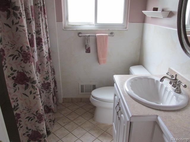 18605 Common Road Roseville, MI 48066 - Photo 14 of 19 IMG_6326.jpg