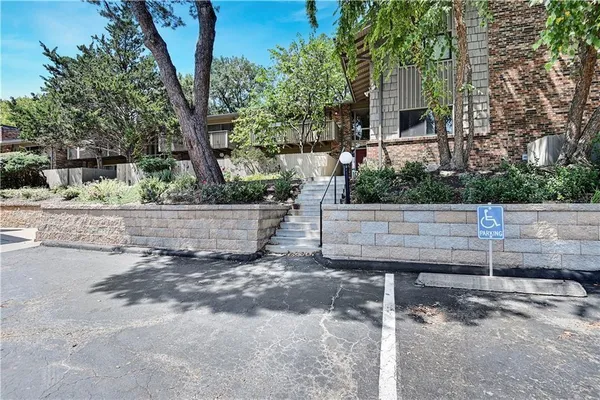 $205,000 | 8718 Metcalf Avenue, Unit 102, Overland Park, KS 66212