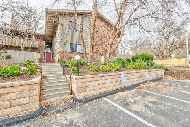 $205,000 | 8718 Metcalf Avenue, Unit 102, Overland Park, KS 66212