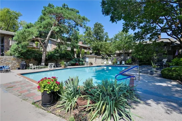 $205,000 | 8718 Metcalf Avenue, Unit 102, Overland Park, KS 66212