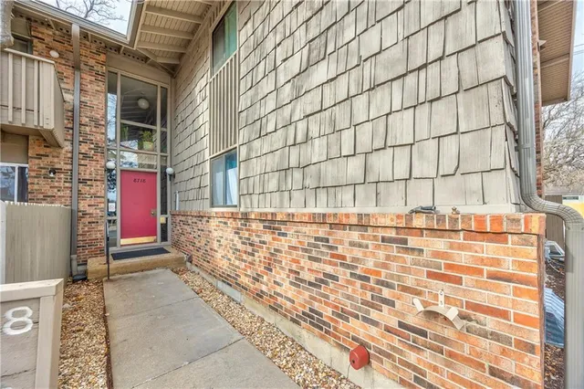 $205,000 | 8718 Metcalf Avenue, Unit 102, Overland Park, KS 66212