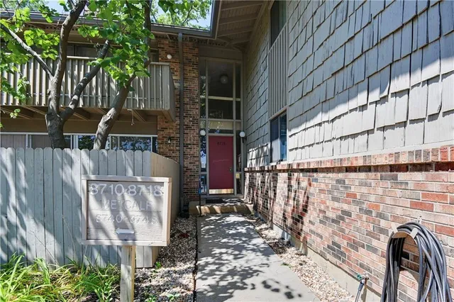 $205,000 | 8718 Metcalf Avenue, Unit 102, Overland Park, KS 66212