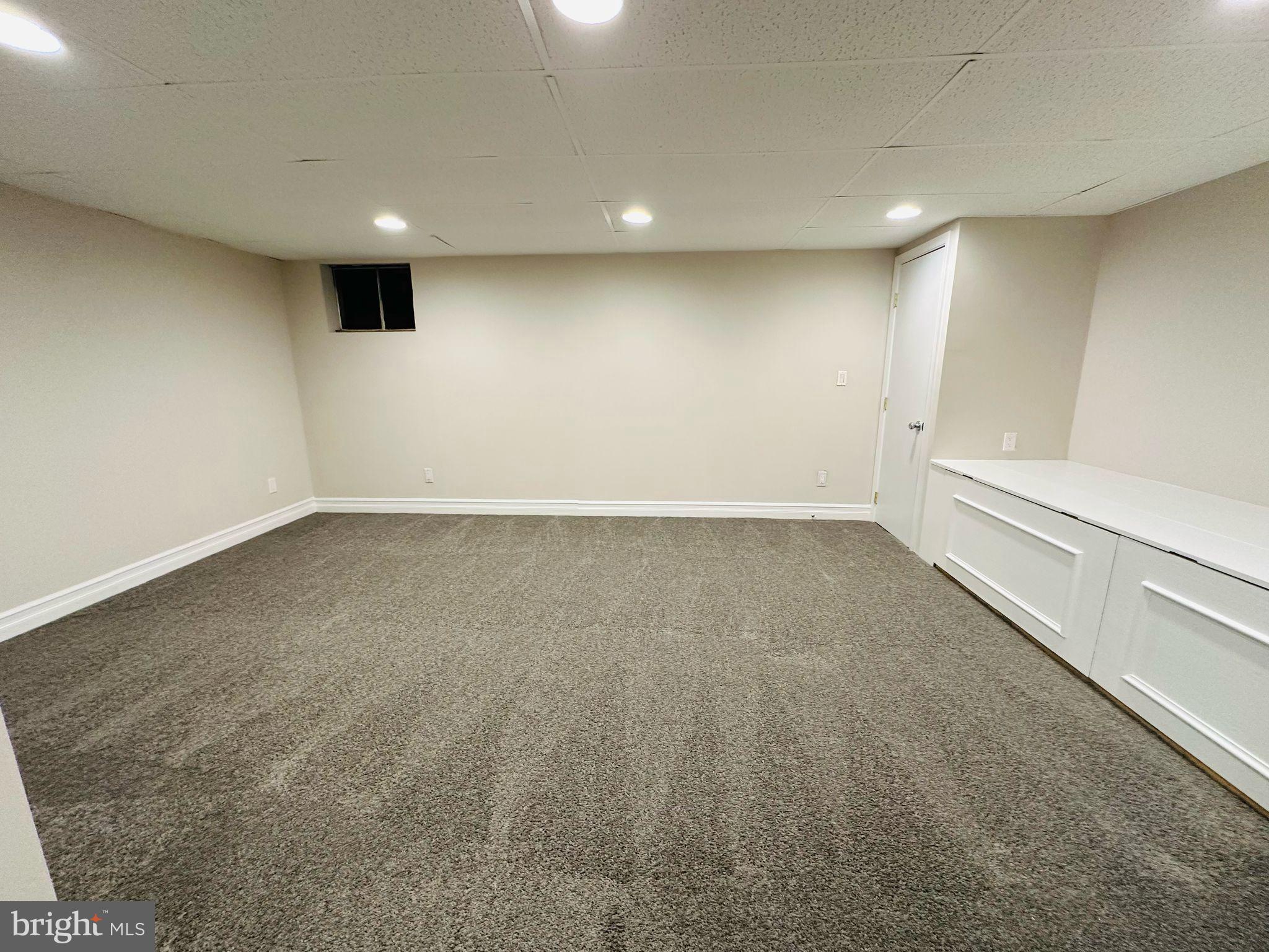 33 Trowbridge Lane Clementon, NJ 08021 - Photo 19 of 20 a view of an empty room with a window
