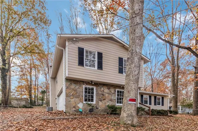 a view of a house with a yard