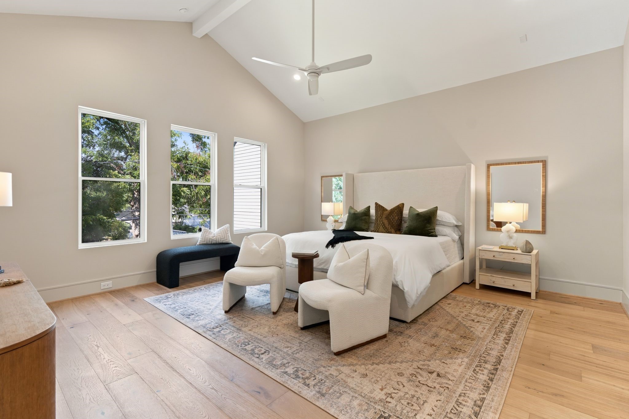 711 East 12th Street Houston, TX 77008 - Photo 29 of 47 illed with natural light, this inviting retreat offers a peaceful place to begin and end the day.