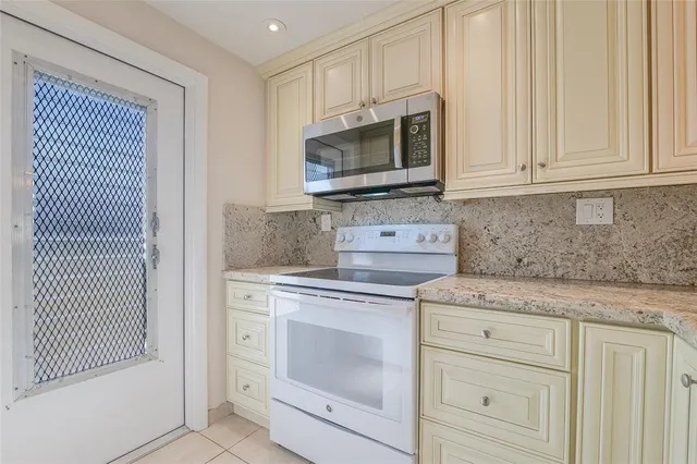 a en suite bathroom with a shower
