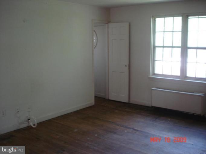 207 Glebe Road East, Unit 207B Alexandria, VA 22305 - Photo 3 of 9 Living Room