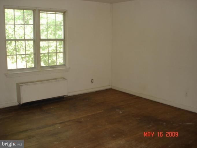207 Glebe Road East, Unit 207B Alexandria, VA 22305 - Photo 4 of 9 Living Room #2