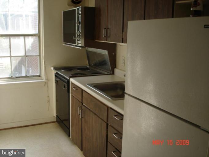 207 Glebe Road East, Unit 207B Alexandria, VA 22305 - Photo 5 of 9 Kitchen