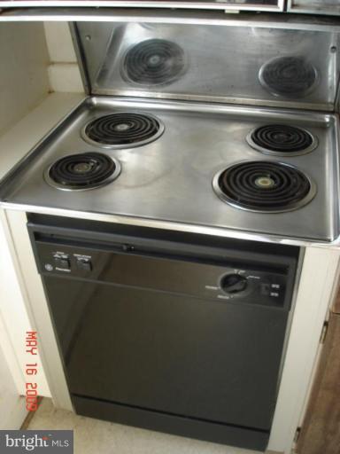 207 Glebe Road East, Unit 207B Alexandria, VA 22305 - Photo 7 of 9 Kitchen #3