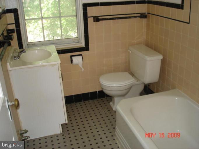 207 Glebe Road East, Unit 207B Alexandria, VA 22305 - Photo 9 of 9 Bath #1