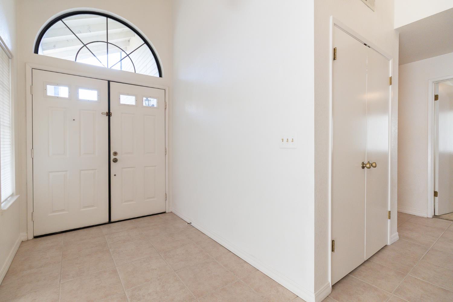 4209 Godfrey Drive Salida, CA 95368 - Photo 5 of 34 an empty room with window mirror