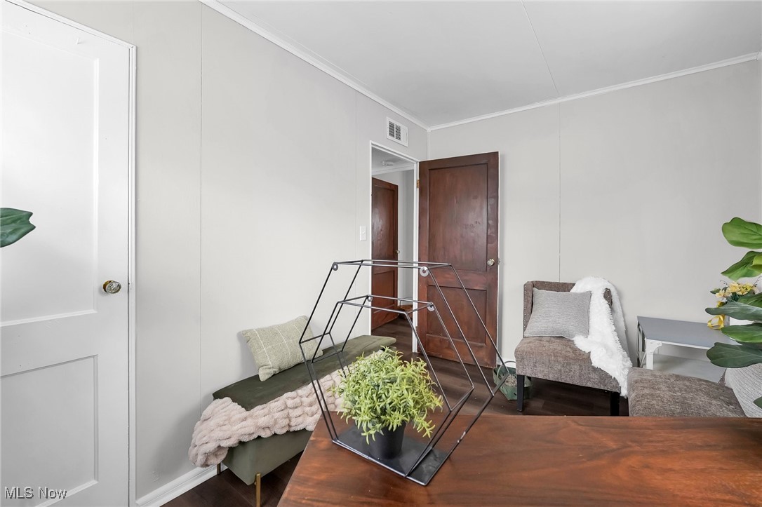 156 South Hampton Road Columbus, OH 43213 - Photo 7 of 25 Sitting room with visible vents and crown molding
