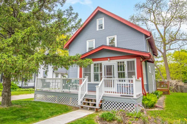 $324,900 | 614 South Silver Lake Street, Oconomowoc, WI 53066