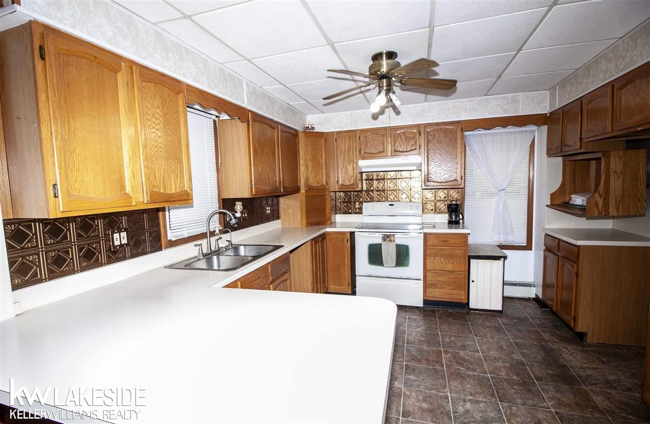 1256 South Vassar Road Burton, MI 48509 - Photo 6 of 22 50050282-5.JPG