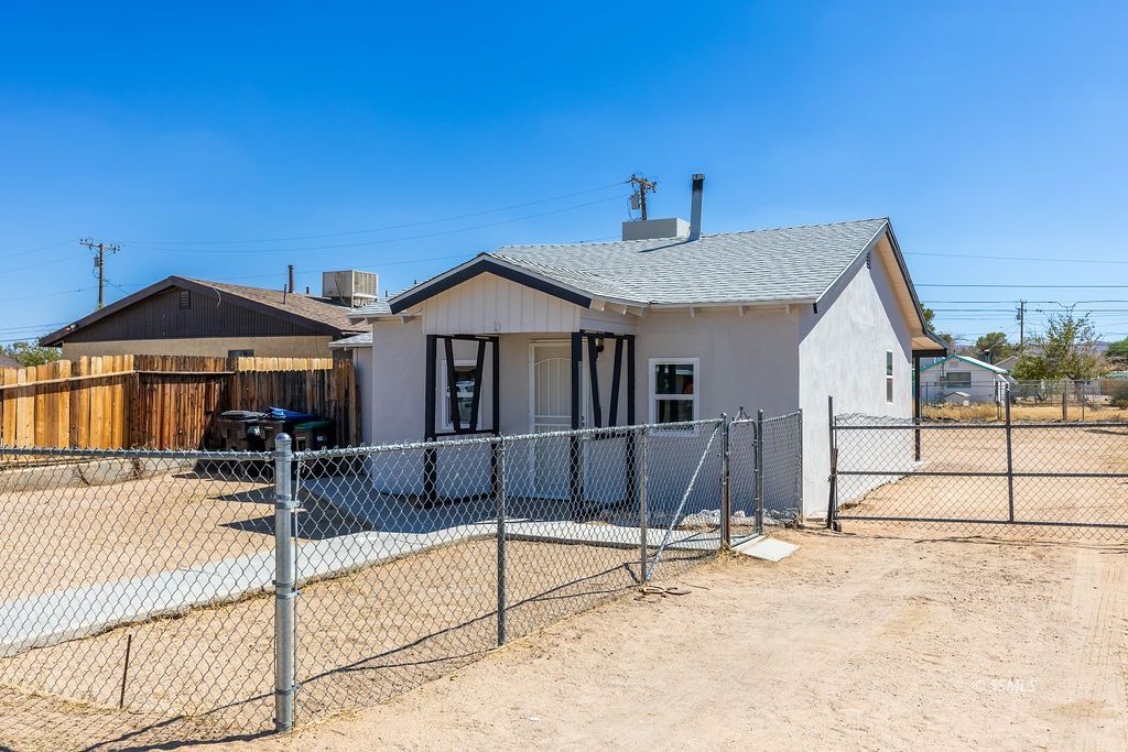 423 West Wilson Avenue Ridgecrest, CA 93555 - Photo 2 of 16