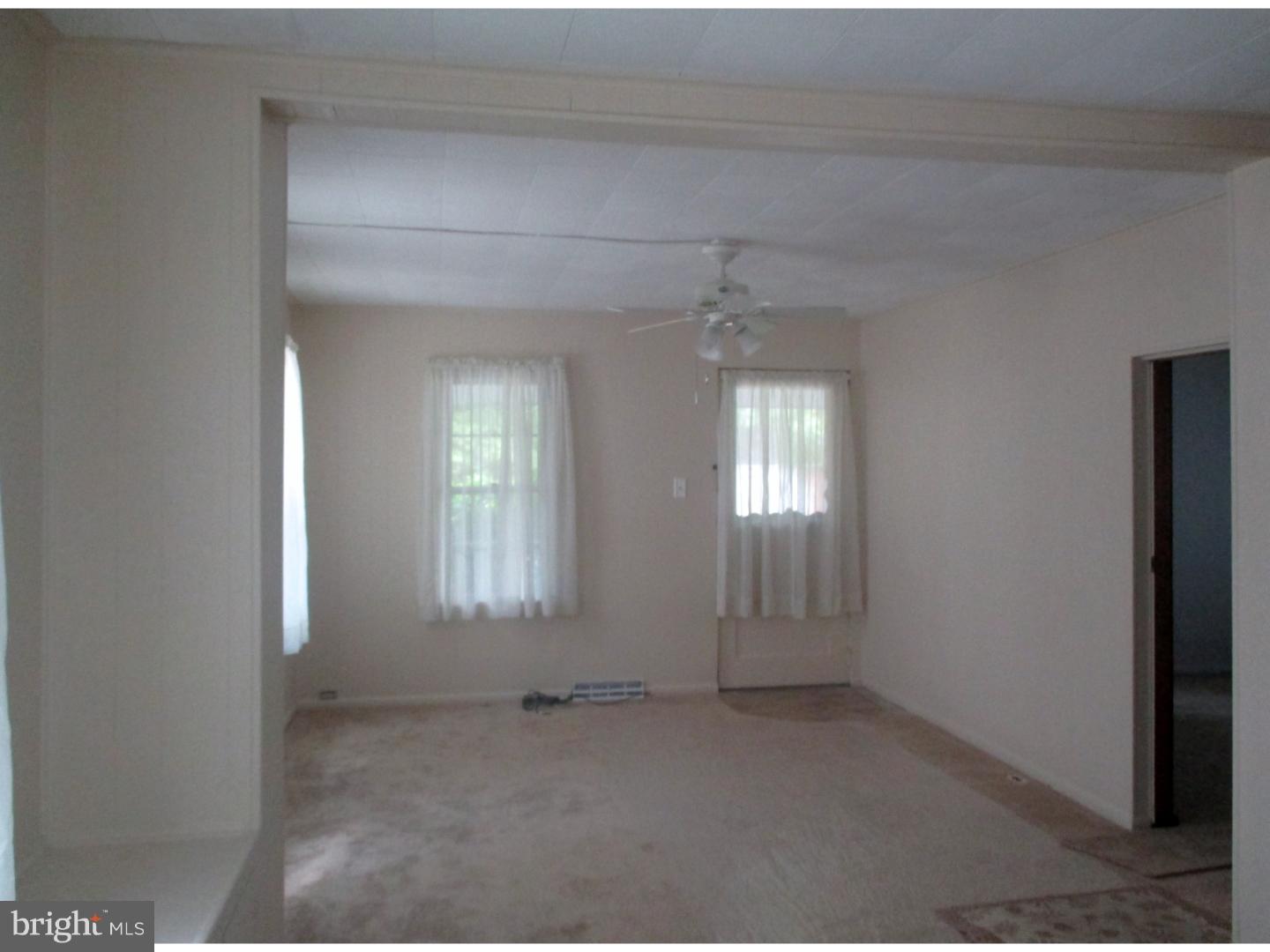 17 Indian Spring Road Clementon, NJ 08021 - Photo 4 of 25 Living Room