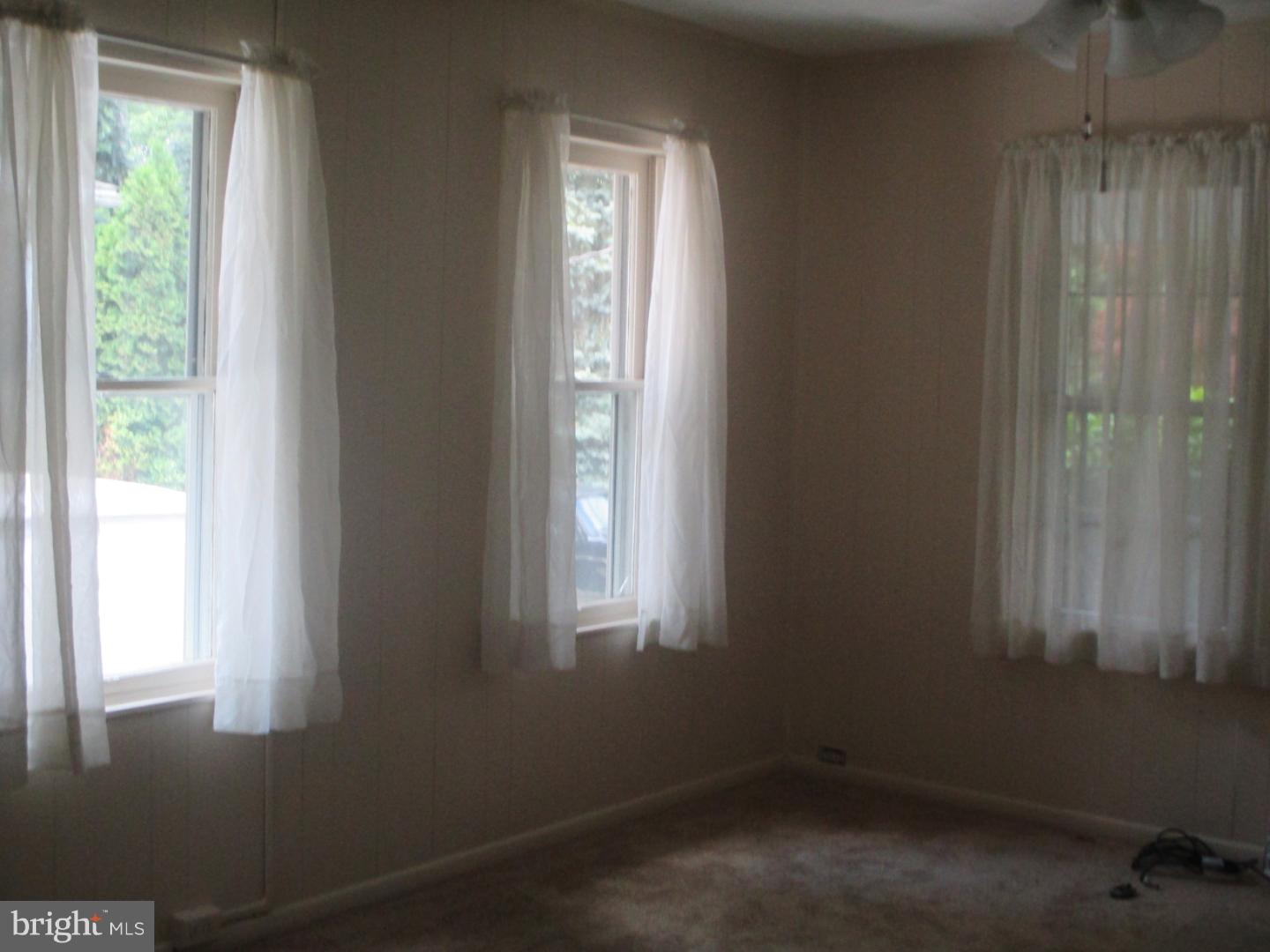 17 Indian Spring Road Clementon, NJ 08021 - Photo 5 of 25 Living Room
