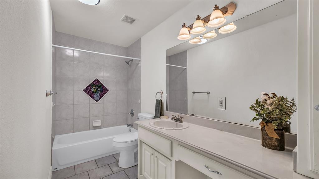 1144 B Boling Ranch North Road Azle, TX 76020 - Photo 19 of 40 a bathroom with a sink a toilet and a bathtub