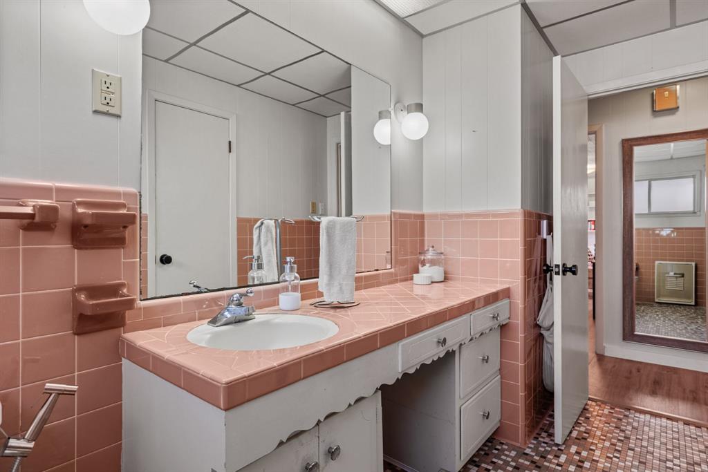 910 South Harrison Street West, TX 76691 - Photo 23 of 39 a bathroom with a sink a mirror and a shower