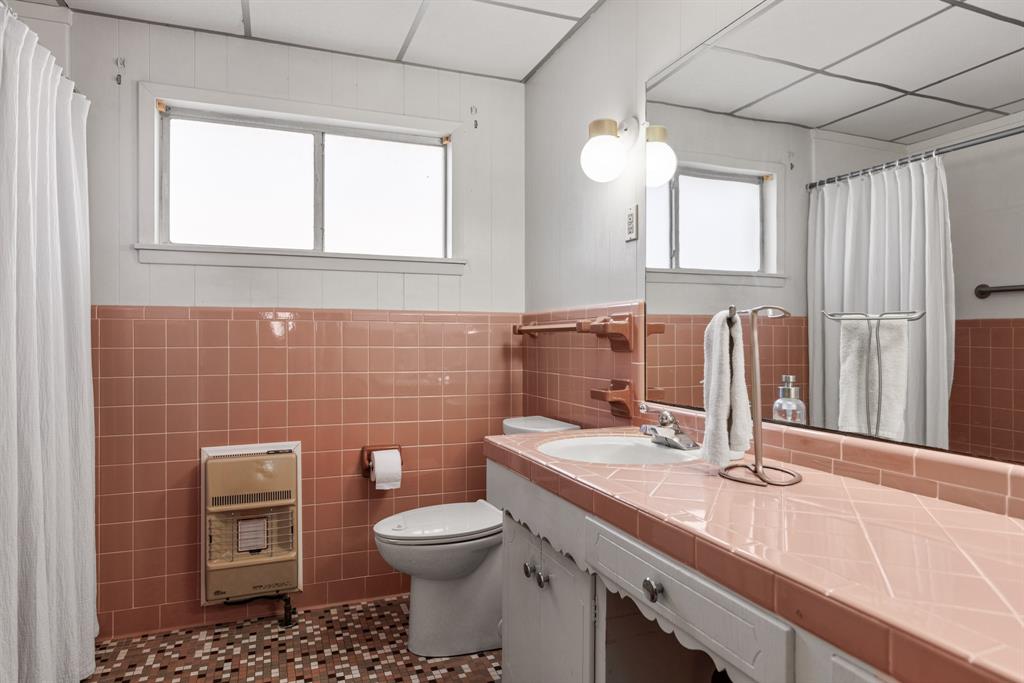 910 South Harrison Street West, TX 76691 - Photo 24 of 39 a bathroom with a sink a toilet and mirror