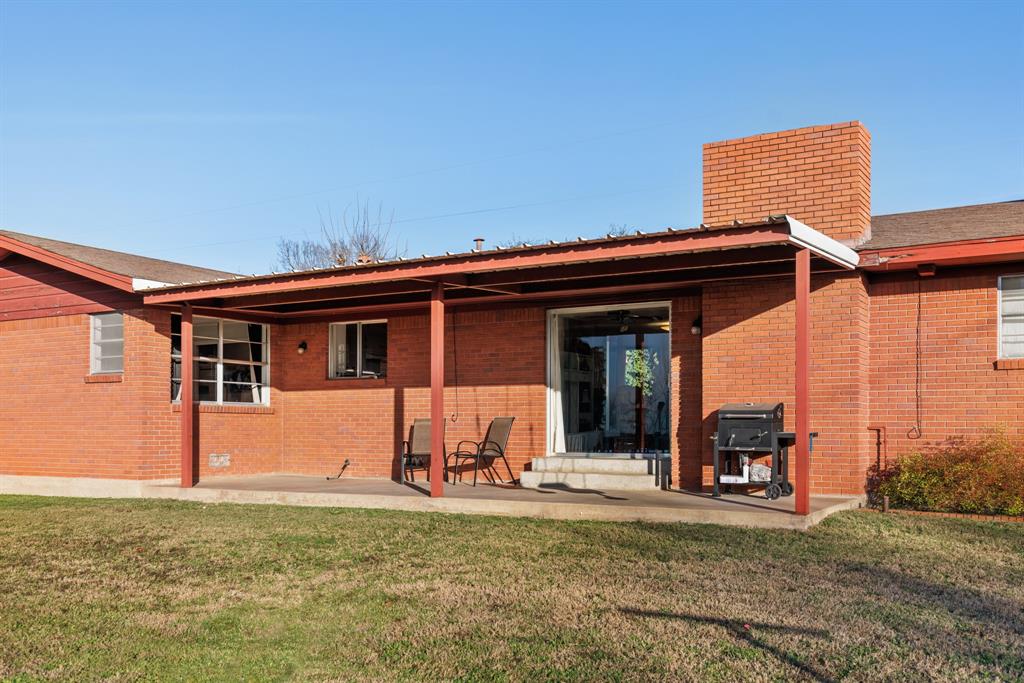 910 South Harrison Street West, TX 76691 - Photo 29 of 39 a front view of a house with a garden