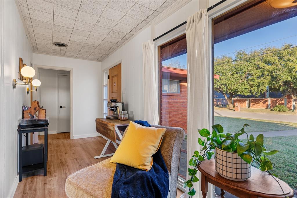 910 South Harrison Street West, TX 76691 - Photo 7 of 39 a living room with furniture and a potted plant