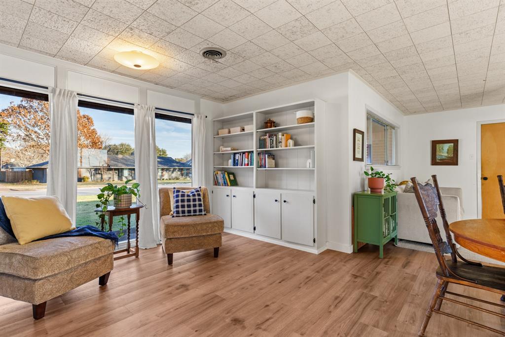 910 South Harrison Street West, TX 76691 - Photo 9 of 39 a living room with furniture and a wooden floor