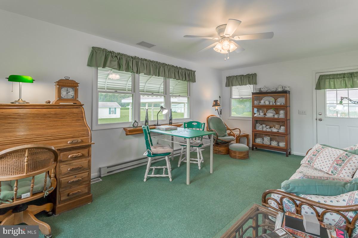 26068 Prettyman Road Georgetown, DE 19947 - Photo 12 of 31 FAMILY/SUN ROOM