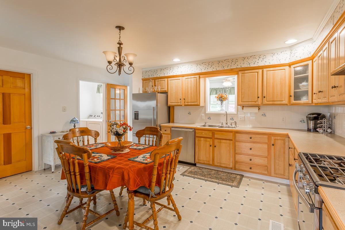 26068 Prettyman Road Georgetown, DE 19947 - Photo 8 of 31 EAT N KITCHEN WITH STAINLESS STEEL APPLIANCES