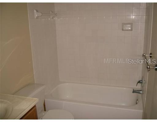 209 Lake Brook Circle, Unit 206 Brandon, FL 33511 - Photo 2 of 5 a bathroom with a bathtub
