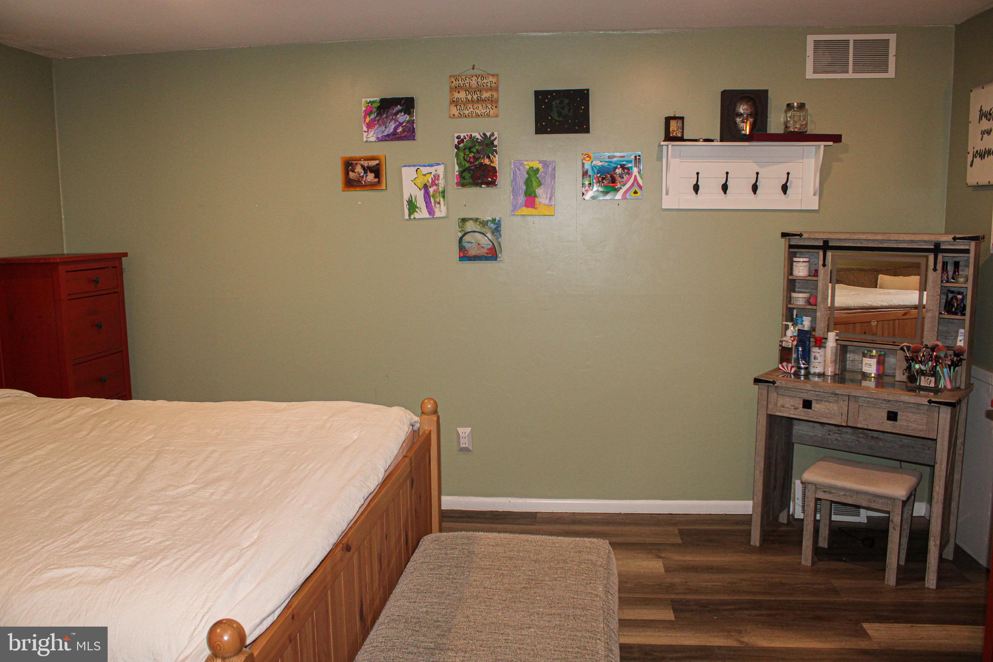 10830 Perrin Road Philadelphia, PA 19154 - Photo 14 of 24 a room with a bed and a table